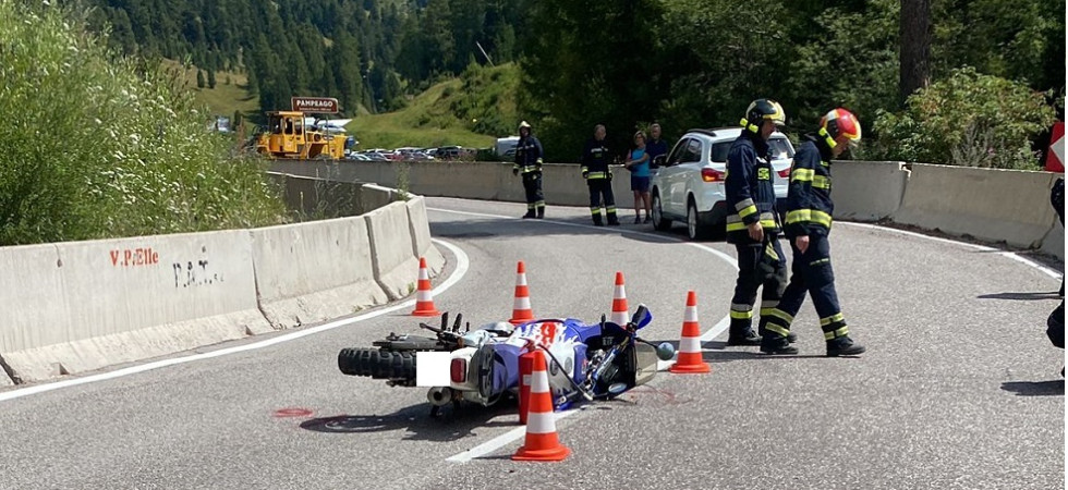 Perde il controllo della moto in curva e si schianta contro un'auto, un 61enne è stato trasportato in elicottero all'ospedale